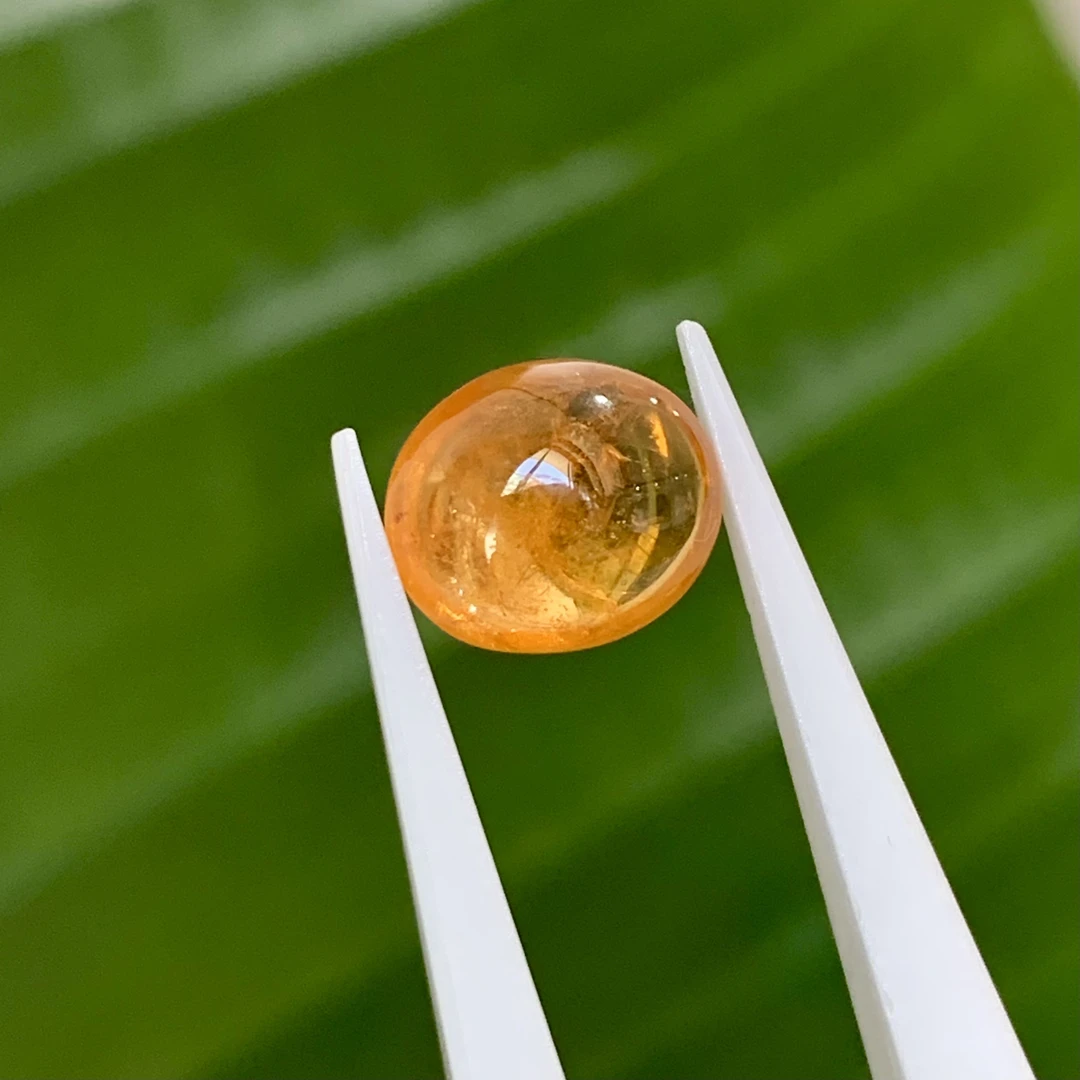 2.72克拉素面芬达石榴石裸石颜色亮轻微包体7.35*8.5毫米