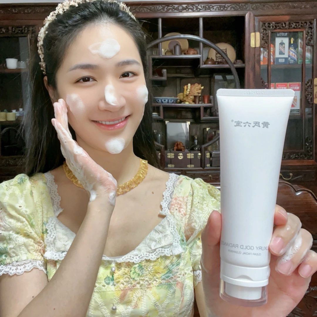 黄氏六宝奢金焕彩净透洁面乳