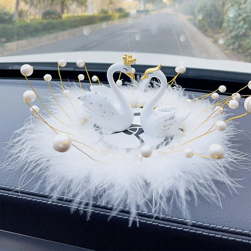 创意汽车梦幻白天鹅车载中控台皇冠羽毛垫摆件ins女神款装饰用品