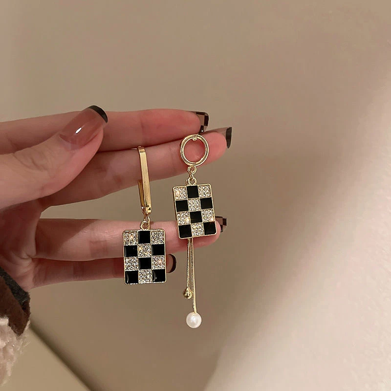 铜合金耳饰 不对称棋盘格耳环女气质个性黑白格子耳坠设计感耳饰