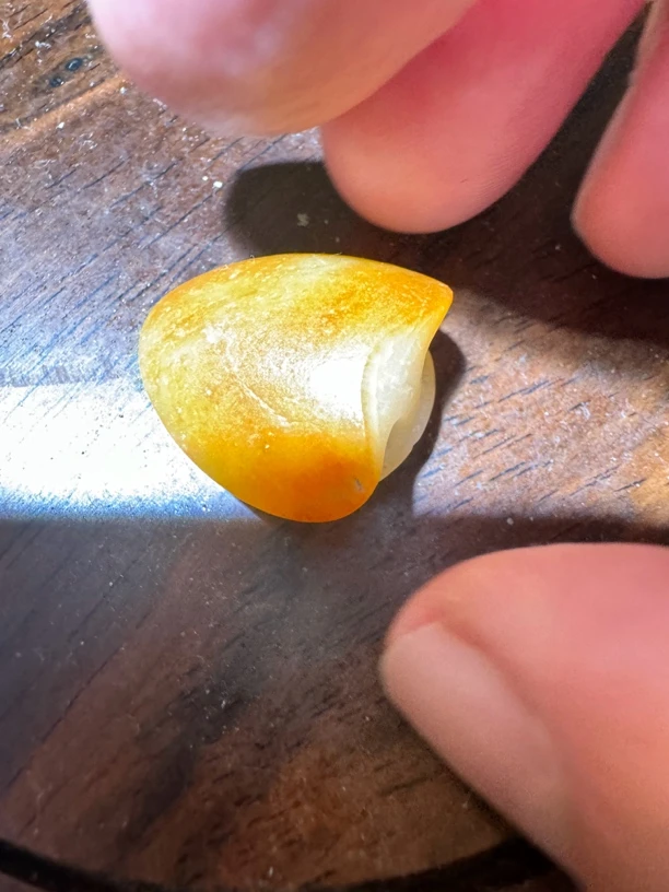 正宗和田玉龟甲、老熟油润、特色、闪闪发光的金皮