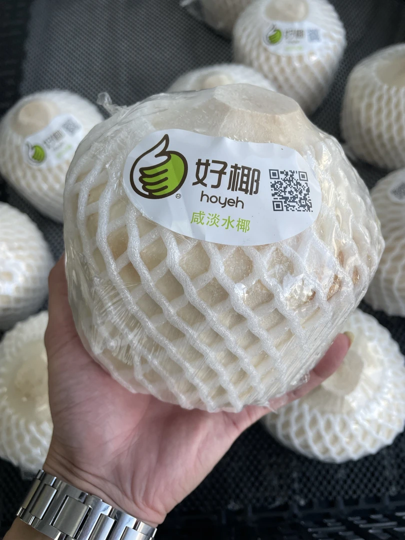 2个清甜可口纯正椰青