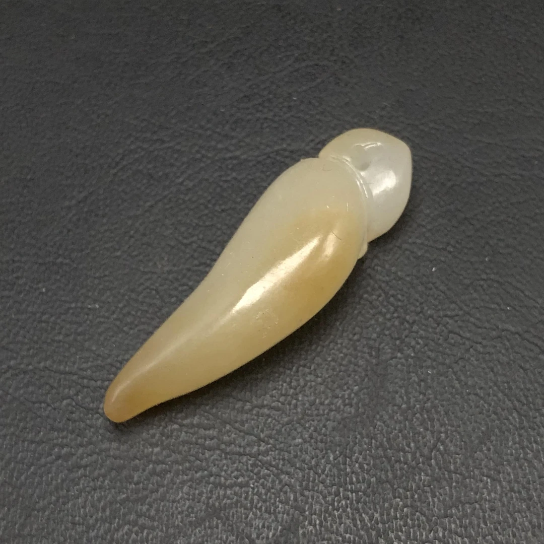 创汇时期老库存几十年老和田玉小辣椒吊坠