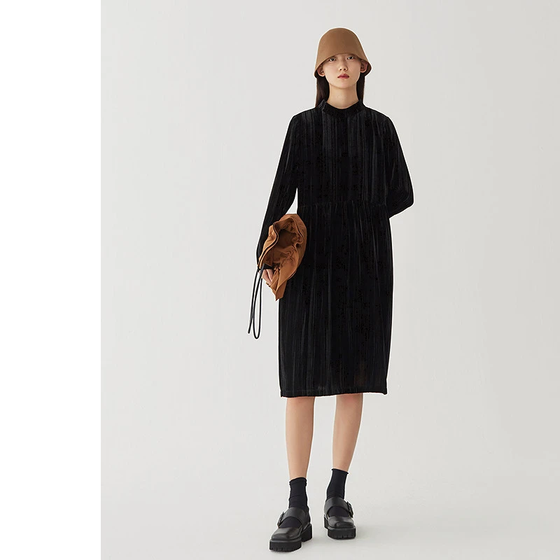 AUM/噢姆新款气质时尚休闲宽松黑色圆领复古女士连衣裙MAEG40426