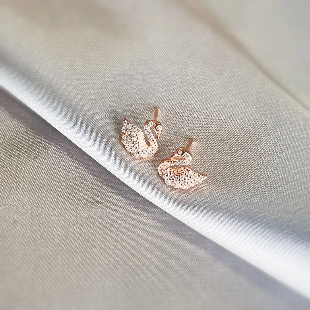 925银合成锆石耳饰 【荣邦】S925银气质百搭天鹅耳钉七夕送女友款