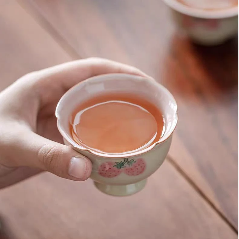 釉下彩手绘草莓粉色高足花口主人杯可爱陶瓷茶杯茶具
