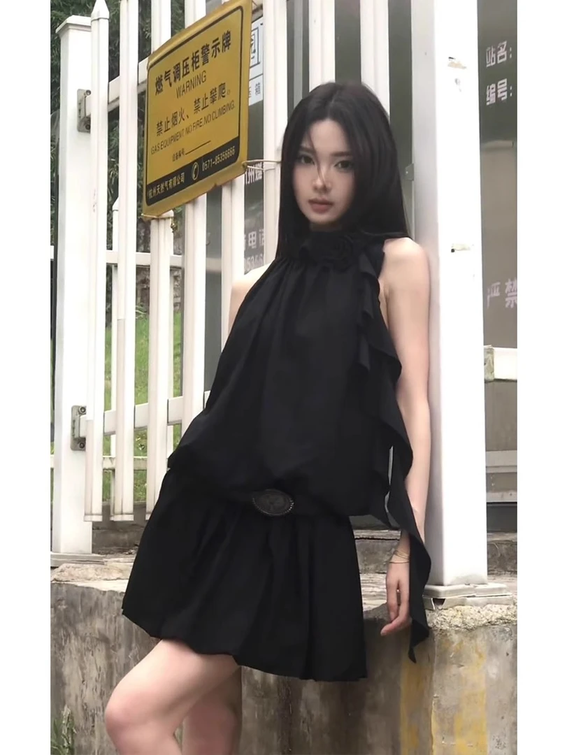 法式黑色飘带挂脖露肩连衣裙女夏季辣妹收腰显瘦海边度假短裙裙子