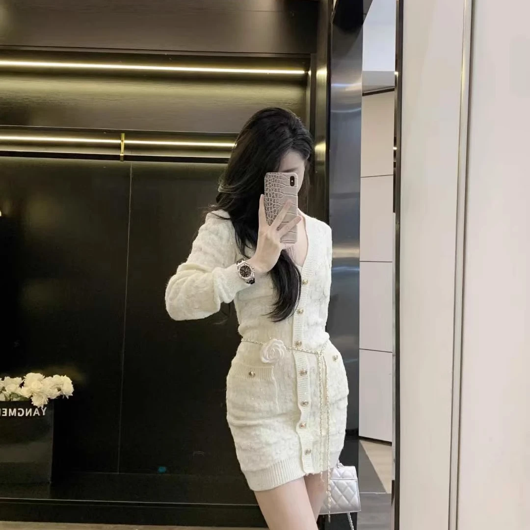 秋冬款针织小香风V领长袖连衣裙设计感小众打底内搭毛衣包臀裙女