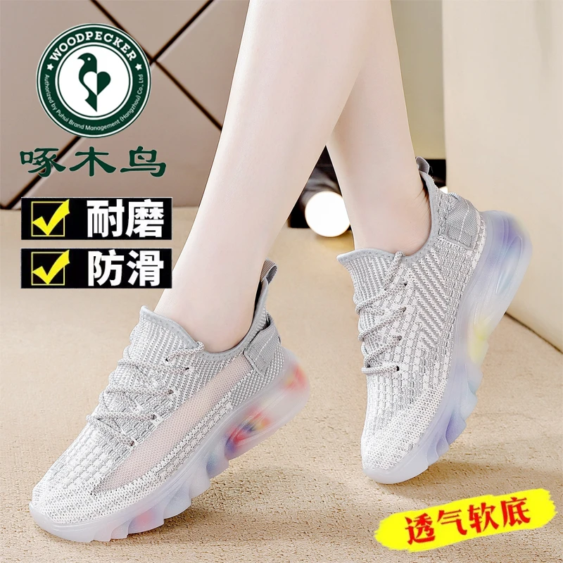 啄木鸟品牌休闲跑步鞋2025夏季新款爆款透气飞织网面软底百搭女鞋