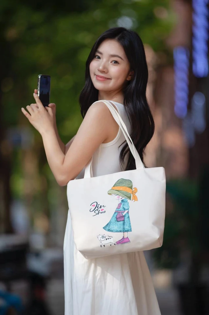 2024草帽女孩四季款休闲百搭网红帆布包斜挎包大容量单肩饭盒包