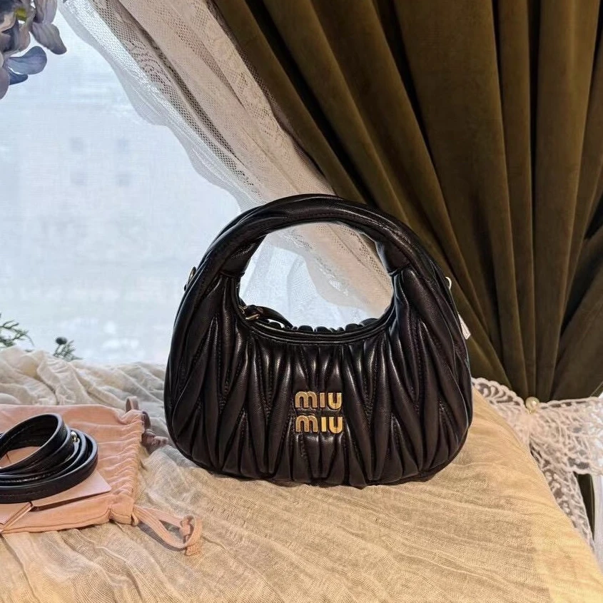 99新 MIU MIU/缪缪 青奢荟/时尚黑色褶皱hobo斜挎包/50511