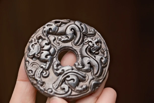 纯锡雕刻蟠龙 壶和盖碗的 置物复古