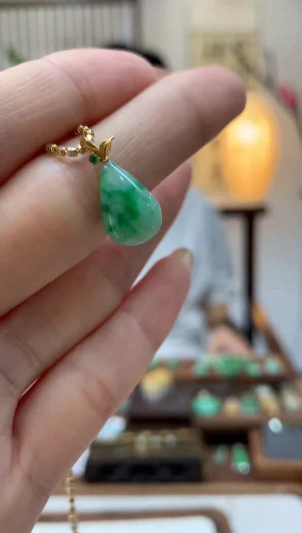 【闪购商品】翡翠吊坠(不含链)18K金镶嵌水滴