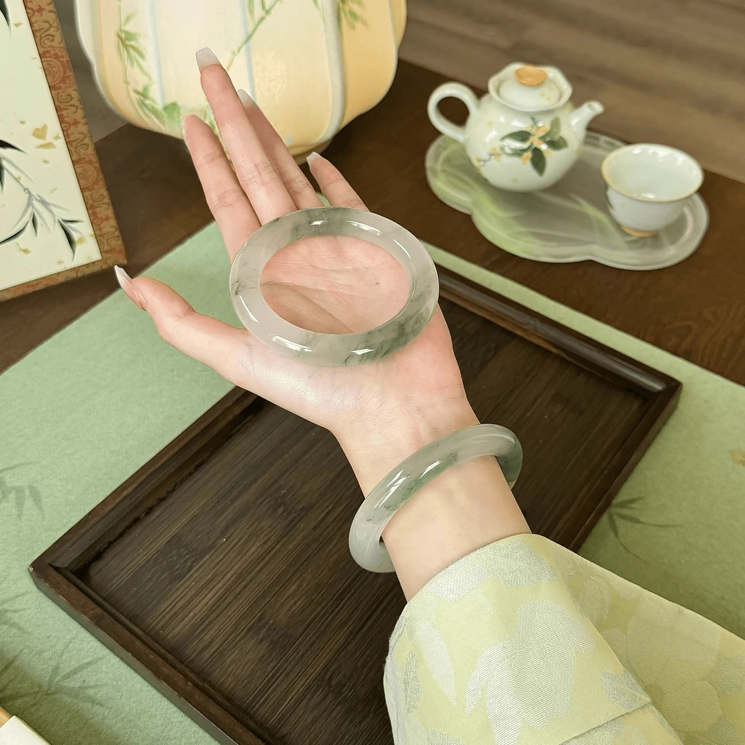 新疆天山翠玉手镯半山水飘花圆条手镯子冰糯种翠多样性发一美人镯