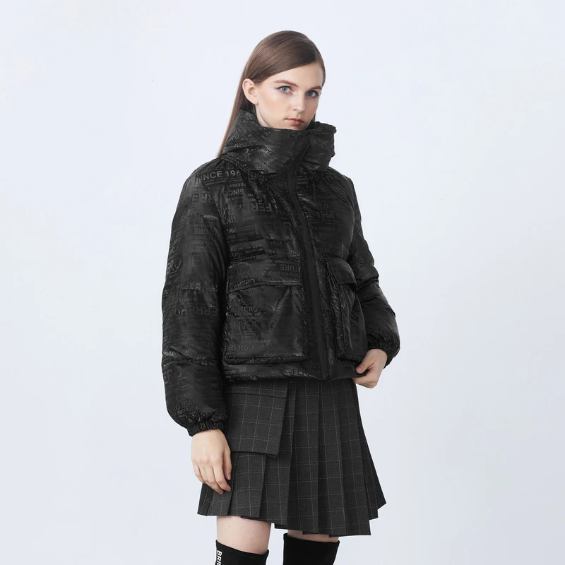 圣迪奥女装百搭高领连帽字母胶印立体口袋羽绒服S21462422
