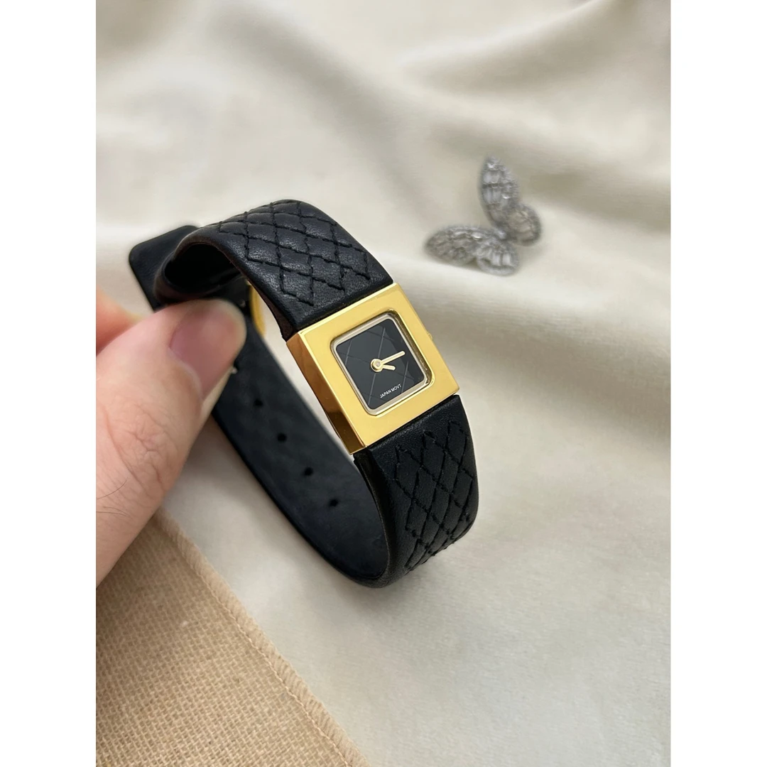 新款女生手表小香风设计真皮皮带潮流女款女表轻奢百搭腕表