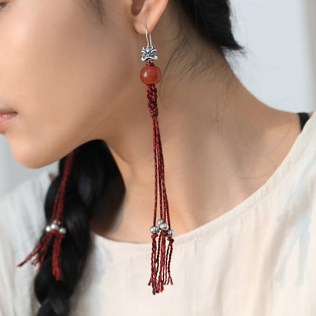 925银耳饰 E23152 老瑙瑙圆珠醒瓜珠红黑绳流苏醒狮耳钩