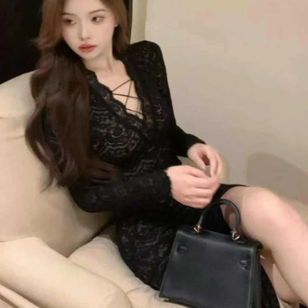 法式轻熟名媛黑色蕾丝连衣裙春季新款纯欲性感修身显瘦开叉包臀裙