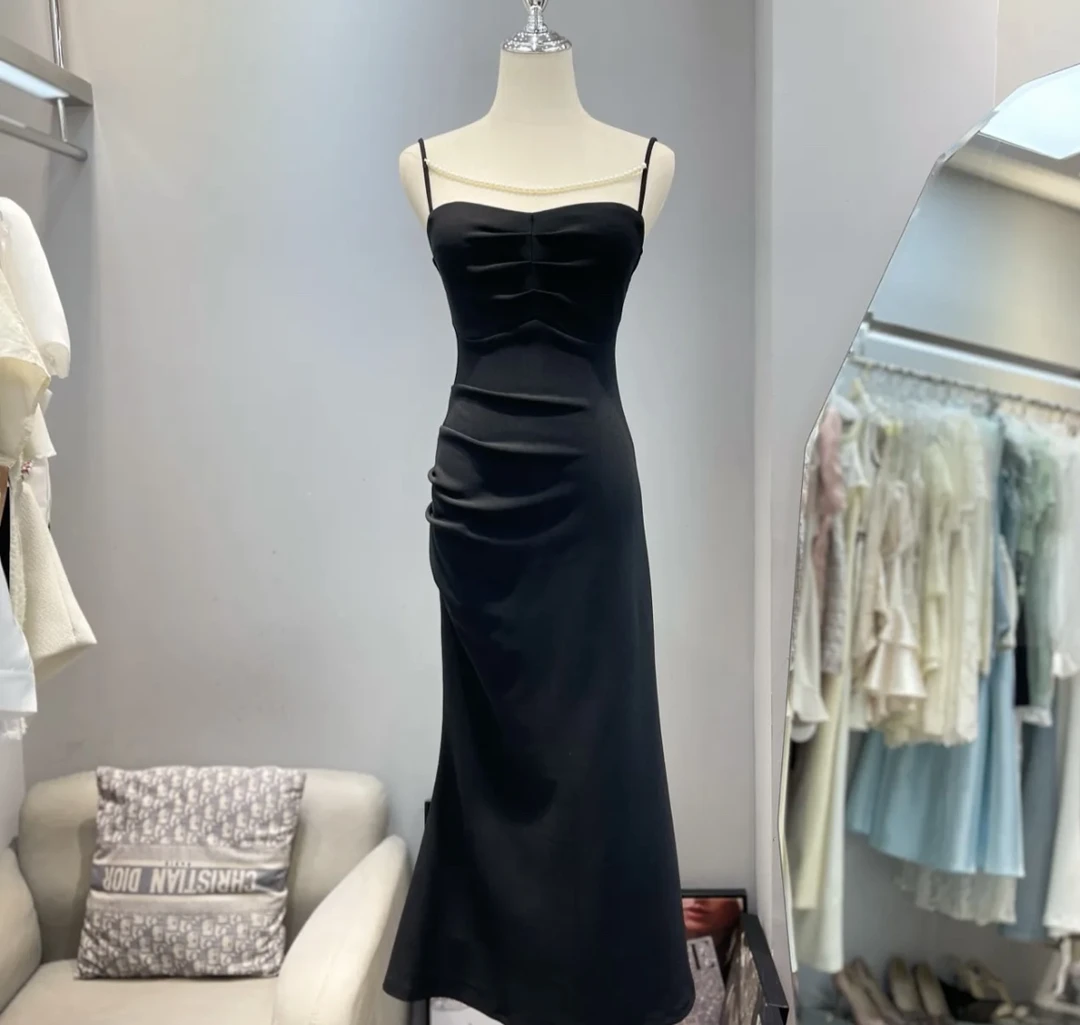 性感气质珍珠链条修身褶皱包臀鱼尾吊带连衣裙黑色显瘦礼服长裙