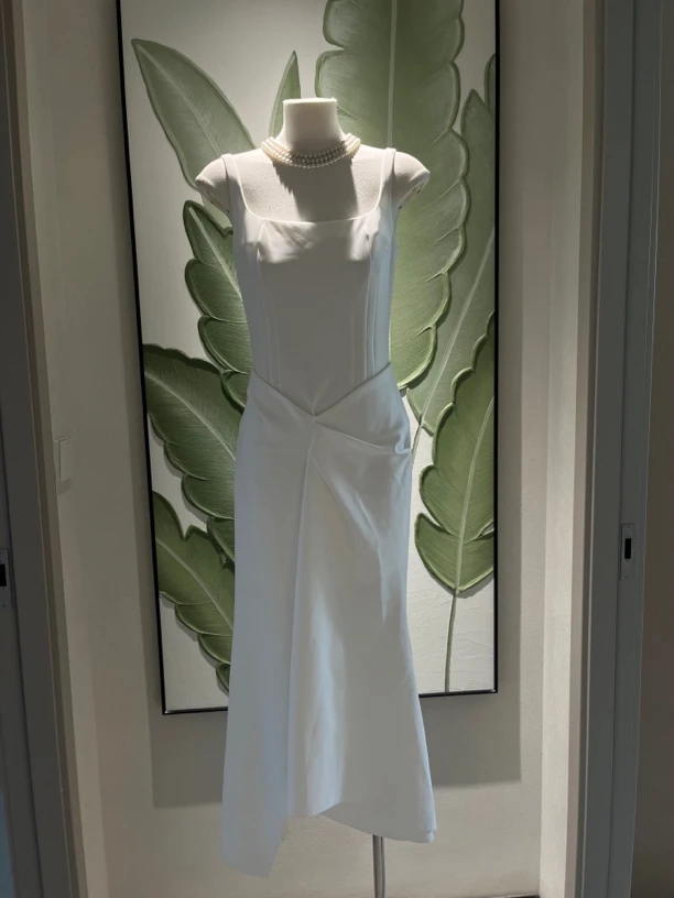 高定设计款气质白色简约大方背心收腰不对称裙摆鱼尾吊带连衣裙