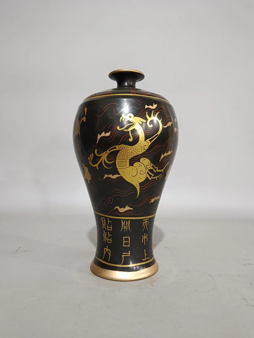 汝窑天青釉彩绘描金云龙纹漆器梅瓶。高28腹径15公分，全品相。