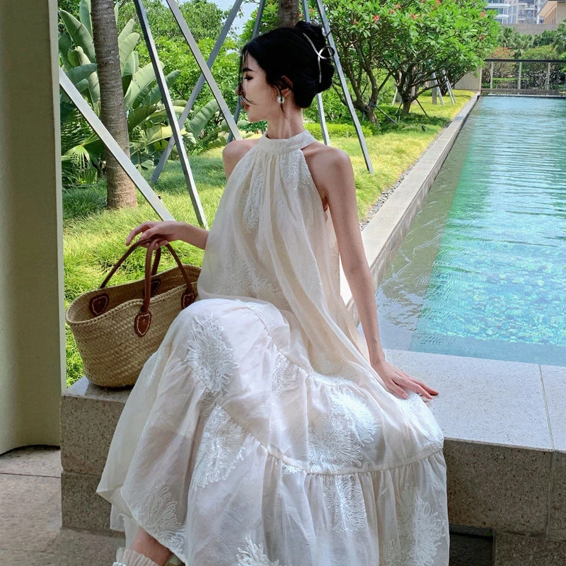 复古杏色刺绣挂脖连衣裙法式宽松遮肉显瘦无袖露肩大摆度假风长裙