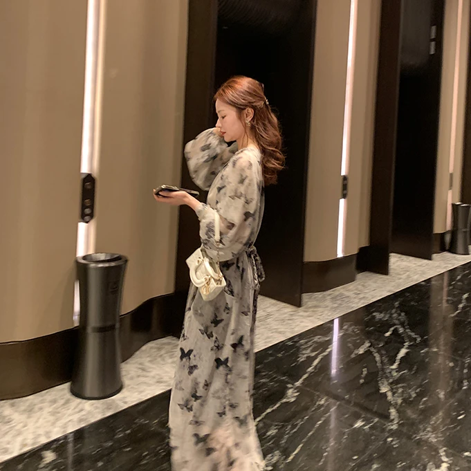 崔与熙/CUIXI【水墨蝴蝶】法式气质纯欲V领露肩蝶影度假风连衣裙