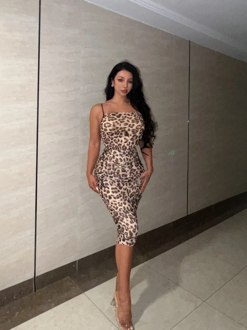 【申晨家】狂野奈德丽 欧美风辣妹褶皱性感露背吊带包臀修身连衣裙