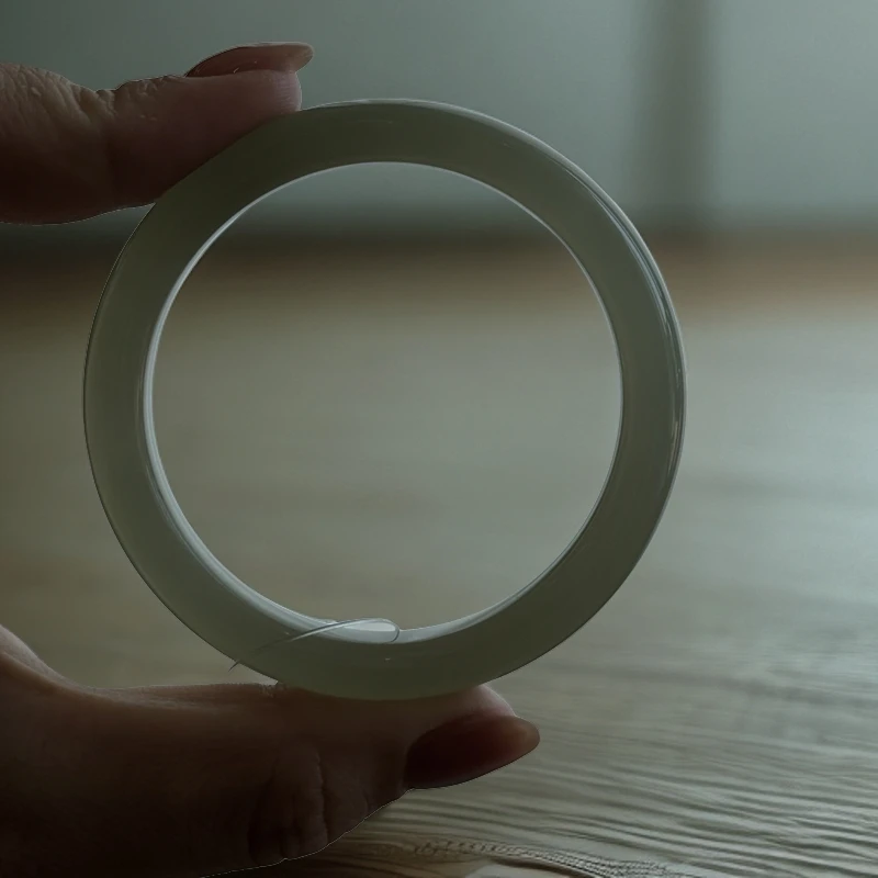 和田玉高冰晴水正装玉镯精美女士平安镯冰透翡翠色