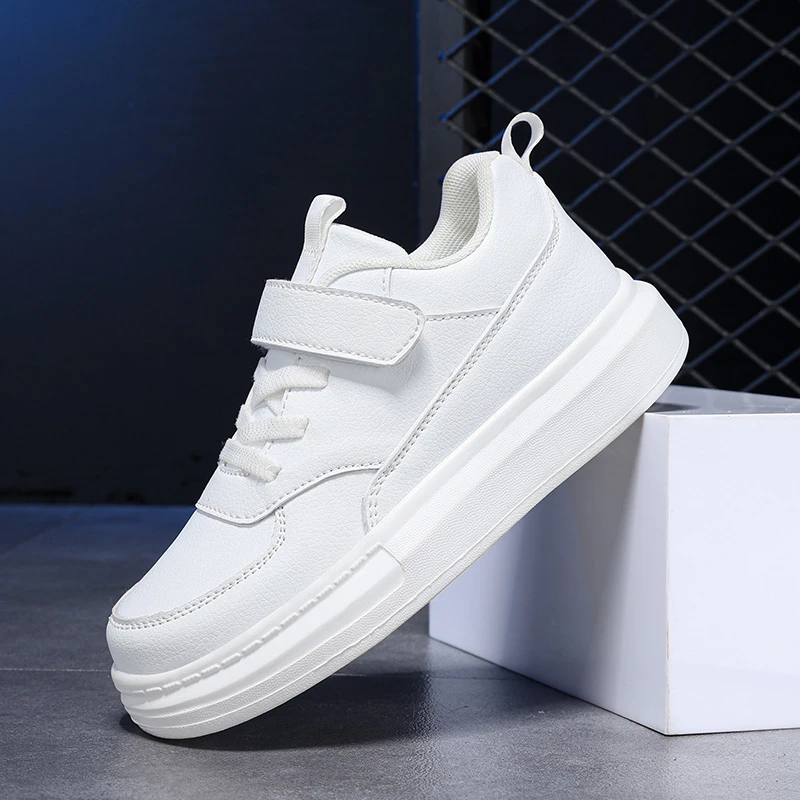 儿童小白鞋2024新款皮面防水儿童白色板鞋小学生校园演出小白板鞋