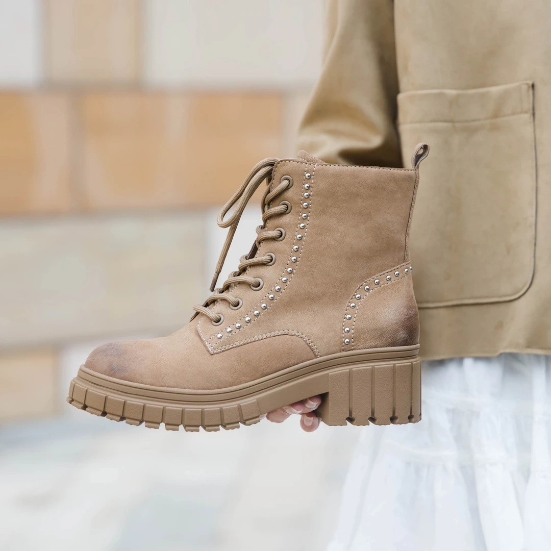 Le Perfel 复古经典潮酷有型矩阵铆钉马丁靴 4424