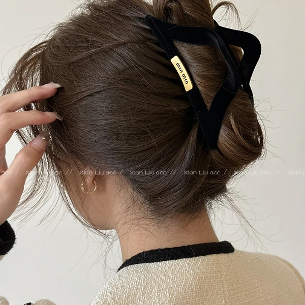 法式植绒三角发夹女2023新款高级感大号后脑勺抓夹复古时尚鲨鱼夹