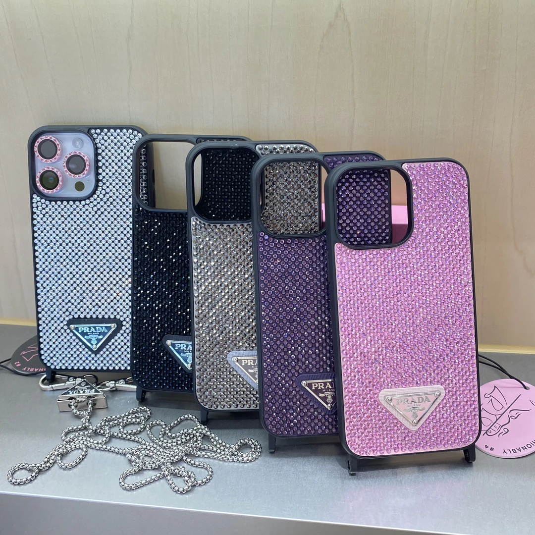 「潮牌贴钻斜挎壳」适用于苹果15romax潮牌时尚气质防摔手机保护壳