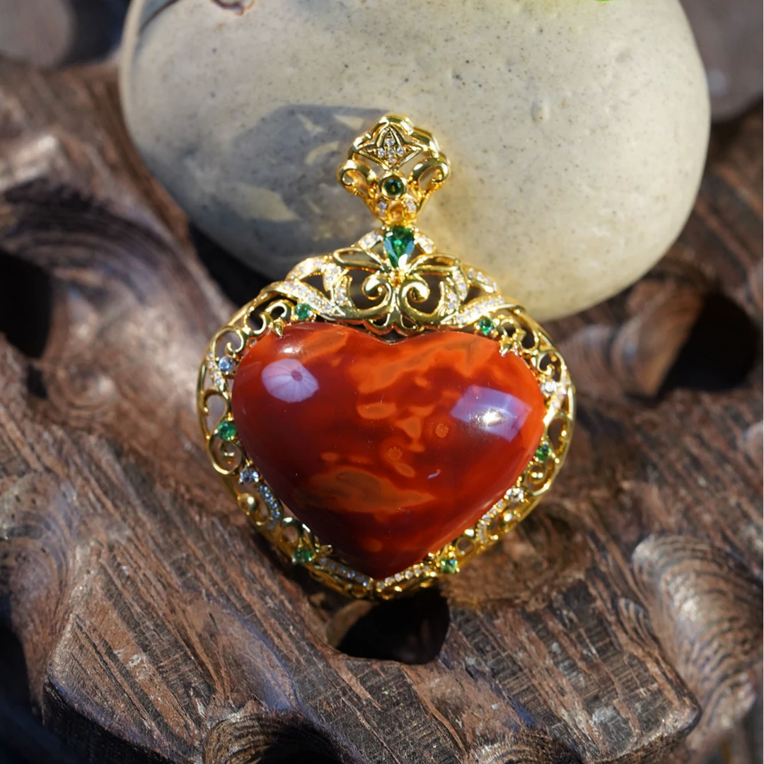 【凤鸣珠宝】馆藏级牛血红火焰纹18K金镶南红爱心吊坠 D-571气质