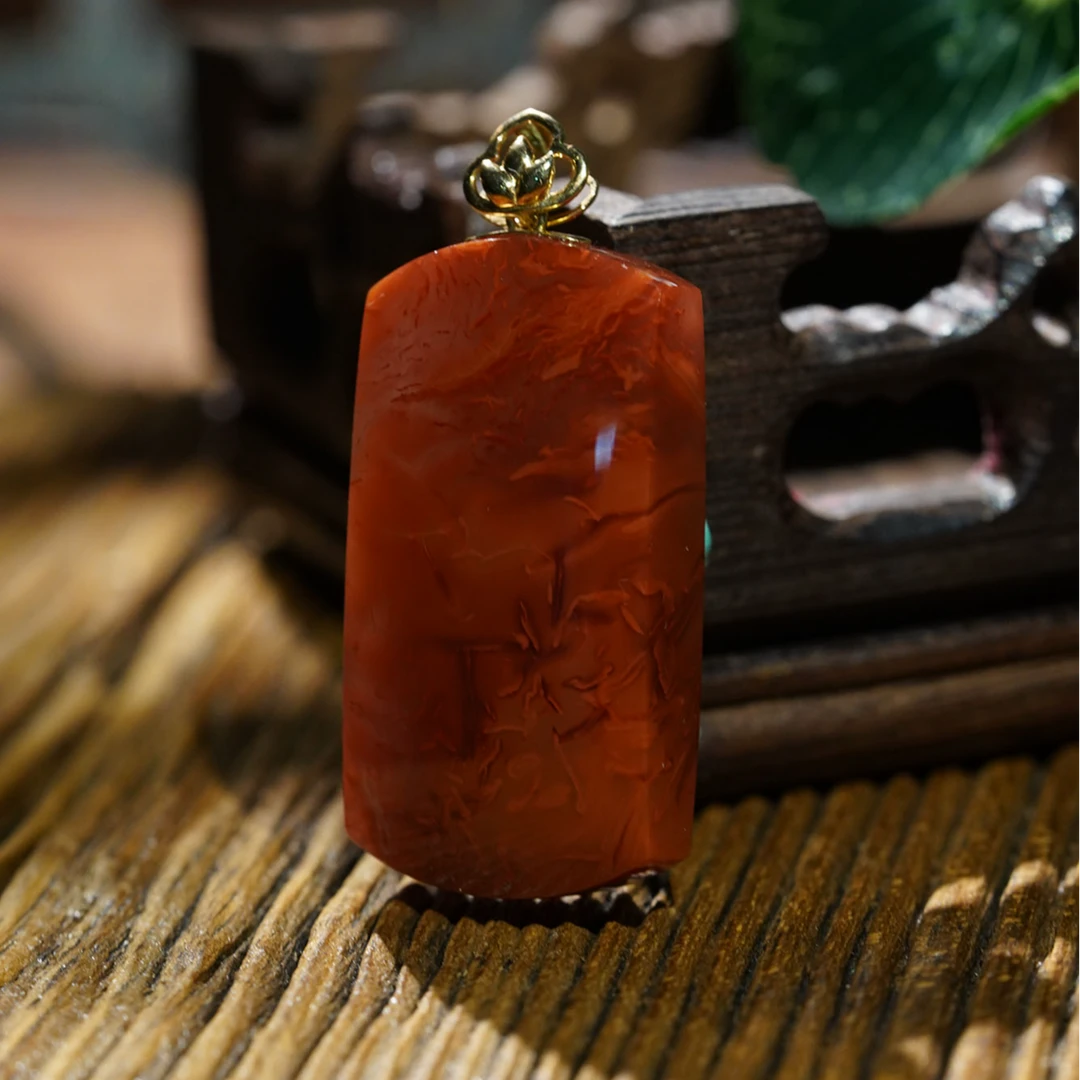 【凤鸣珠宝】典藏级牛血红火焰纹18K平安无事牌南红吊坠 D-618