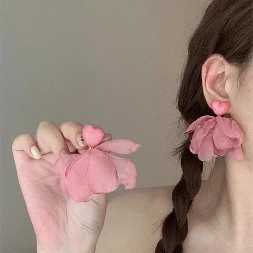 合金布艺耳饰 甜美粉色爱心花瓣耳钉女高级感显瘦超仙ins耳环耳饰