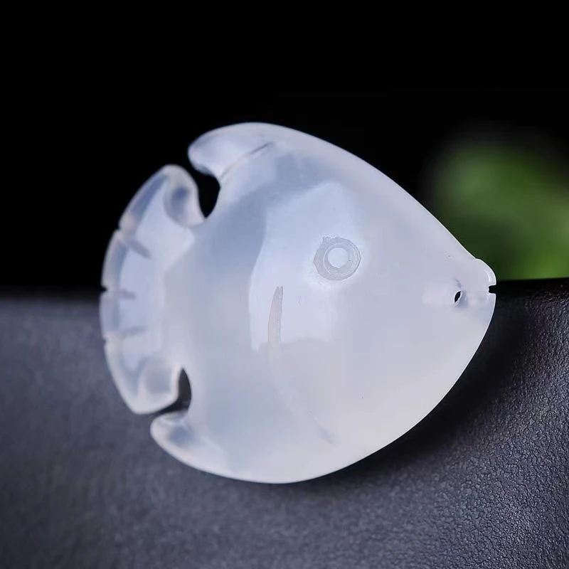 非金属吊坠 白色小鱼吊坠宝宝挂件时尚精致百搭手工雕刻男女项坠