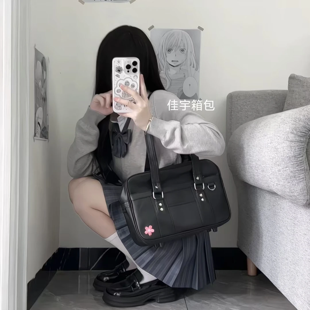 黑色刺绣学院风运动包樱花刺绣斜跨小众通勤风暗黑斜挎包