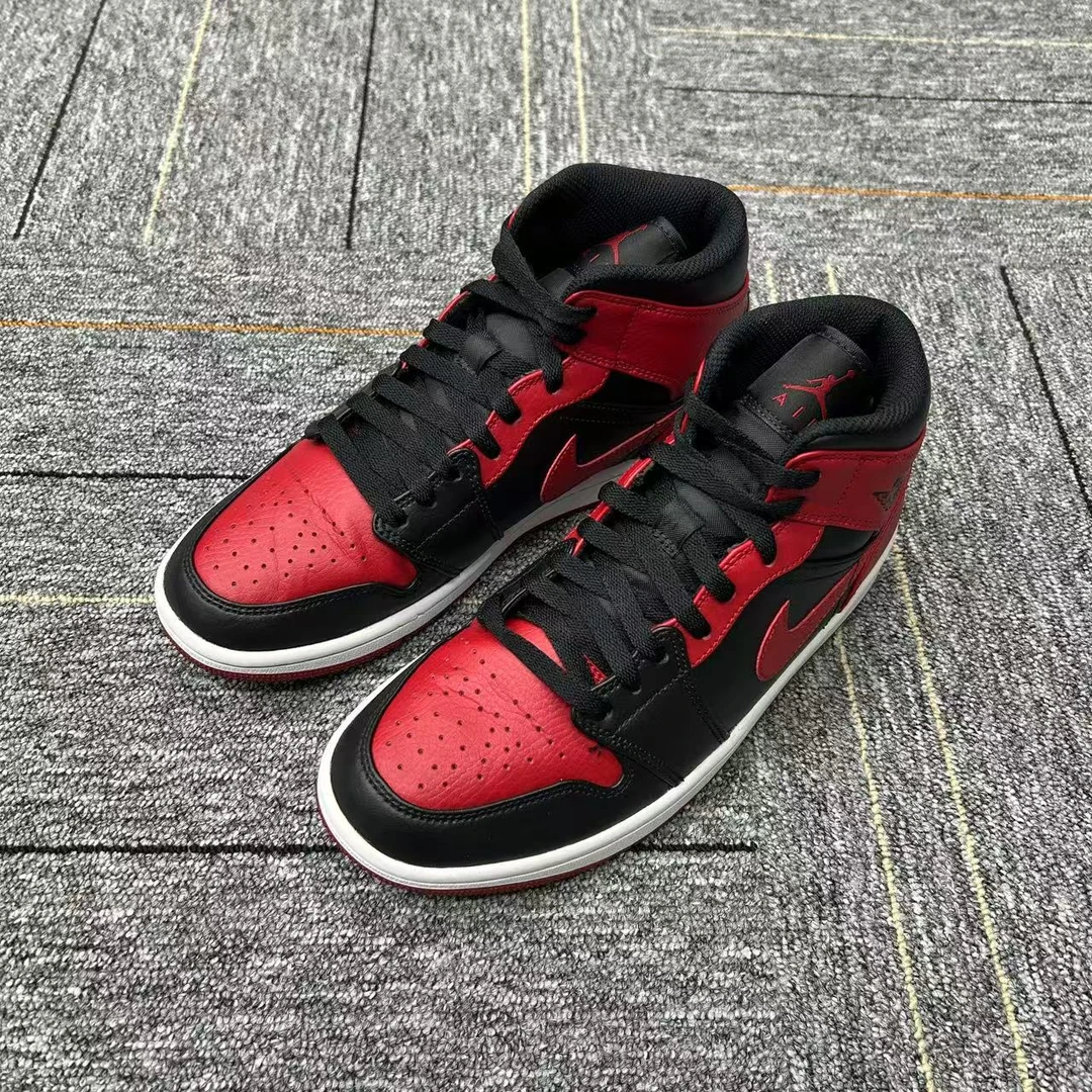 40.5码 AJ1 Mid 小禁穿 黑红 复古 板鞋 工价799