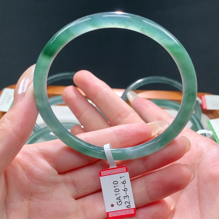 翡翠手镯未镶嵌天然翡翠手镯
