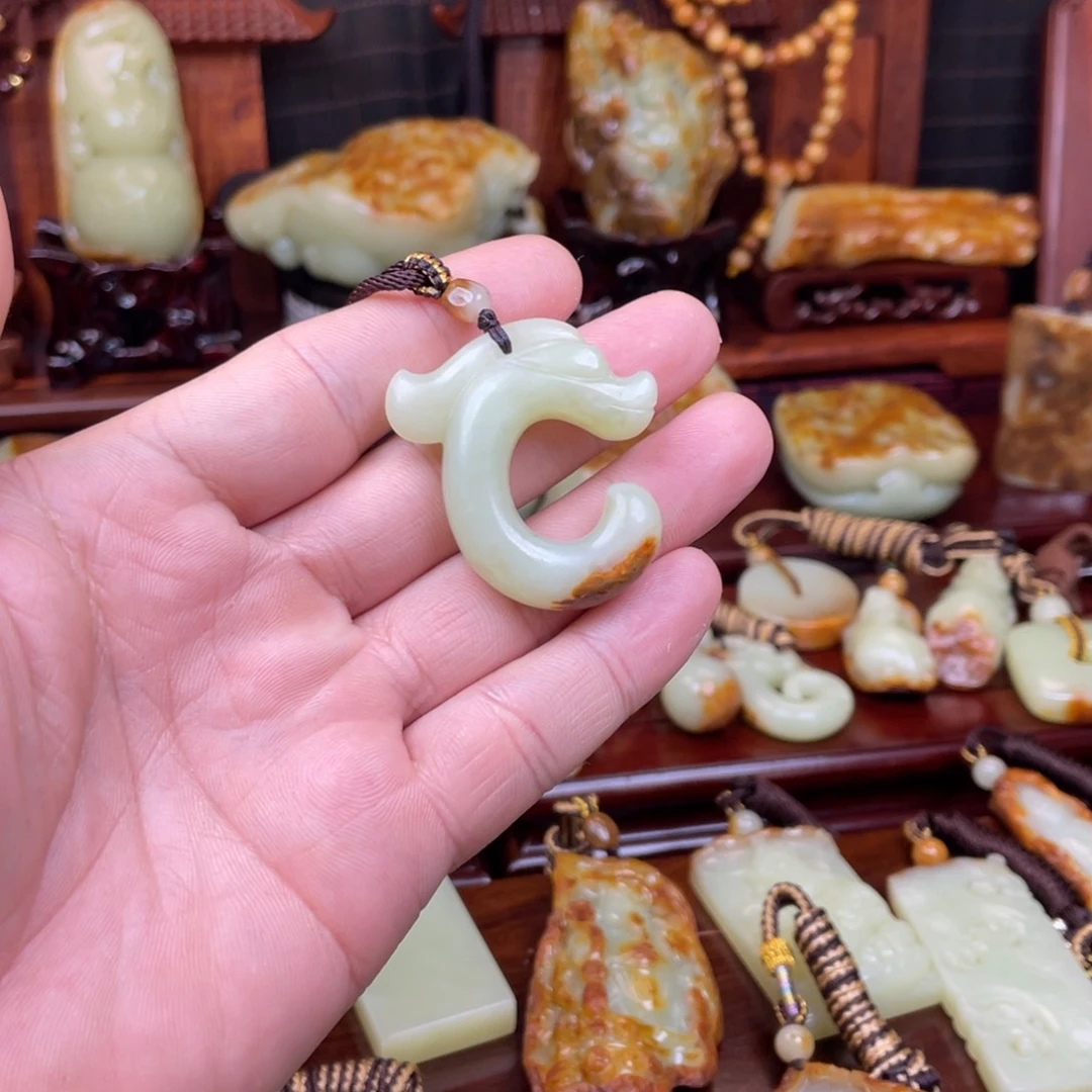 岫岩河磨玉（透闪石质玉）吊坠(不含链)未镶嵌