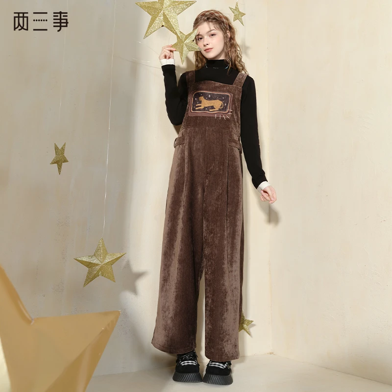 两三事 幻兽出没 2025春季新款趣味印花雪尼尔直筒背带裤女