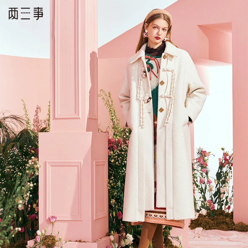 两三事白月抚梦 2023秋季新款简约设计感米白色盘扣长款毛呢外套