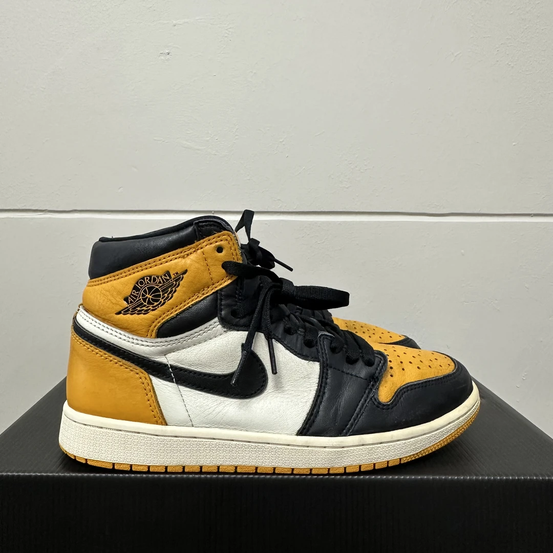 AJ1 黑黄脚趾/42码/9新/无原盒/555088-711