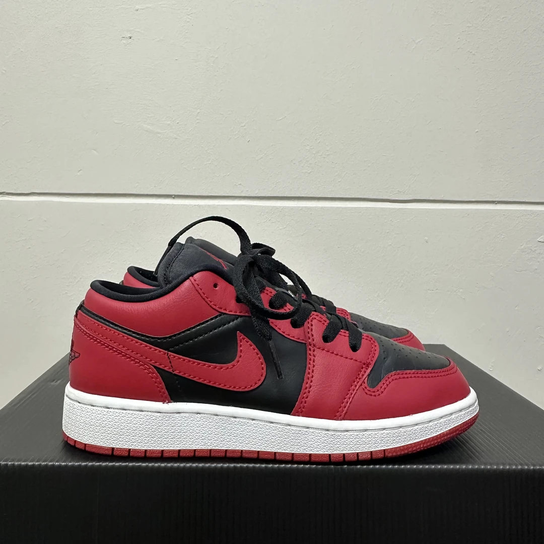 AJ1 黑红低帮/37.5码/99新/无原盒/553560-606