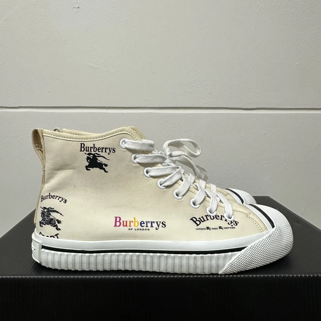 Burberry 宝巴莉板鞋/37码/99新/有原盒/4346532