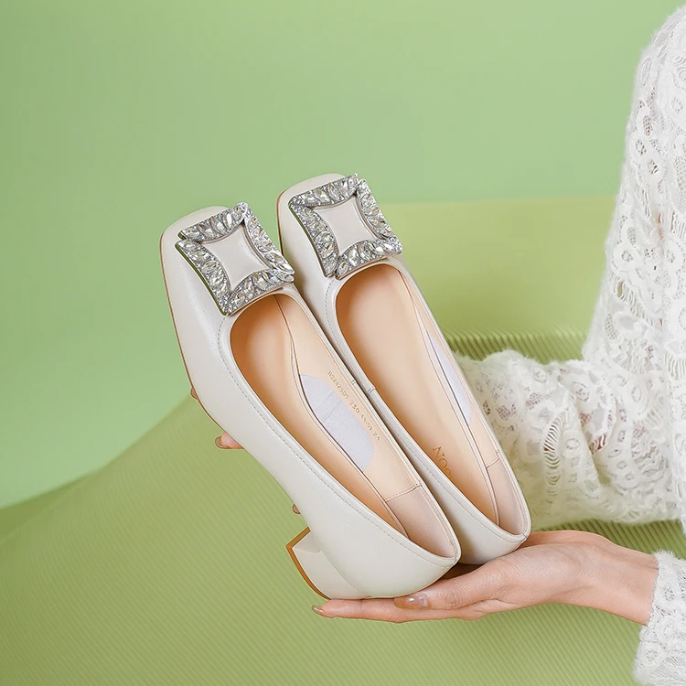 哈森单鞋女粗跟2024春季新款方头水钻中跟通勤小皮鞋HS242505