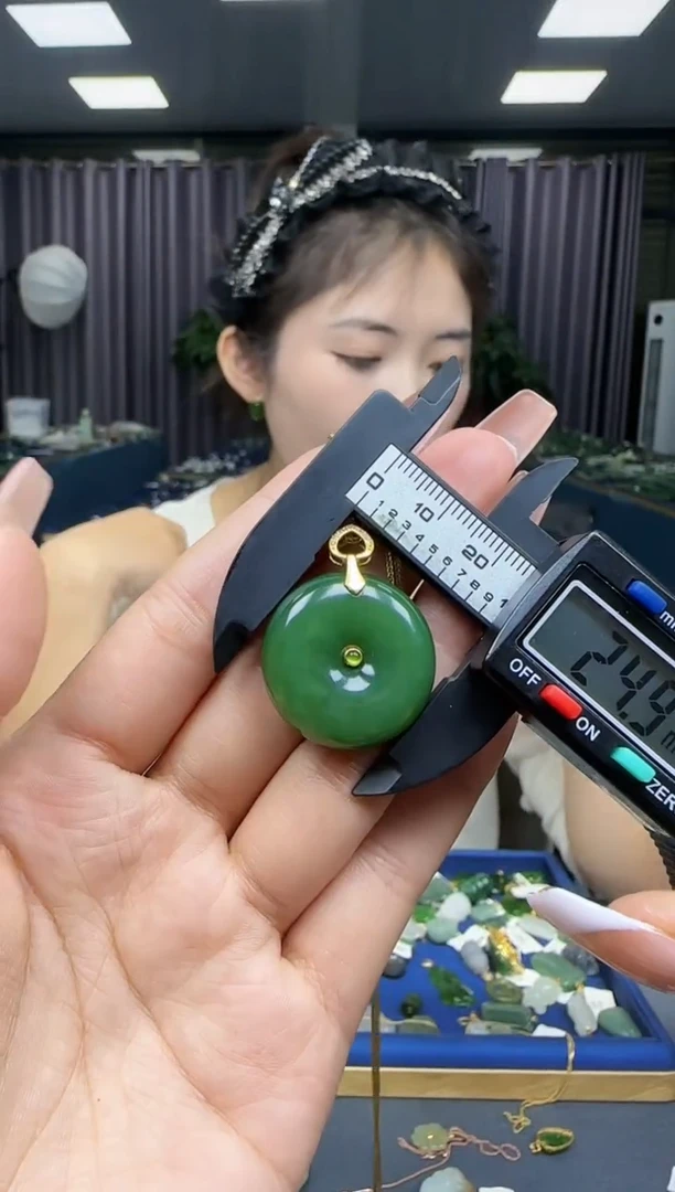 【闪购商品】和田玉吊坠(赠链)18K金镶嵌1