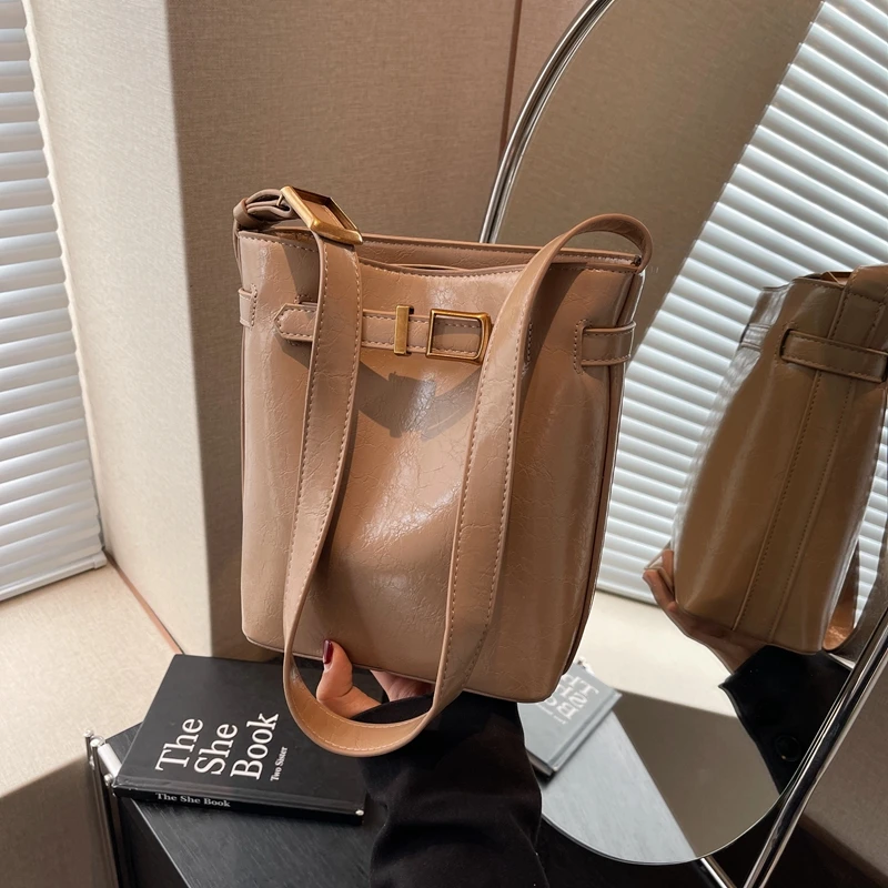 高级感包包女士2024新款潮春季时尚质感单肩包流行斜挎通勤水桶包