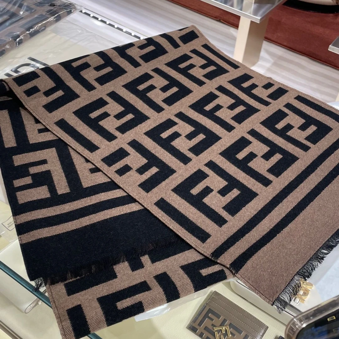 未使用 FENDI/芬迪 芬迪羊毛带流苏围巾 尺寸 180*35